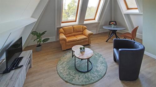 代尔登B&B Kamille的客厅配有沙发和桌子