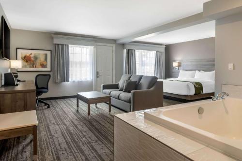 弗雷德里克顿Quality Inn Amsterdam Fredericton的酒店客房配有一张床和浴缸。
