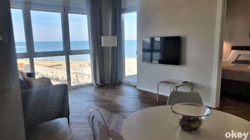 巴里Seven Seas Luxury Apartments - Bari San Girolamo的客厅配有桌子,享有海景