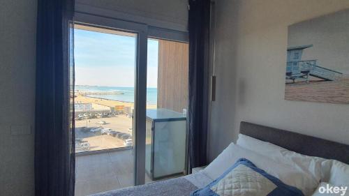 巴里Seven Seas Luxury Apartments - Bari San Girolamo的一间卧室配有一张床,享有海景