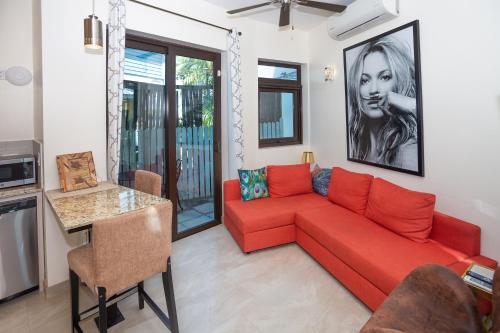 西区Bella Luna Beach Condo #227487的客厅配有红色的沙发和桌子