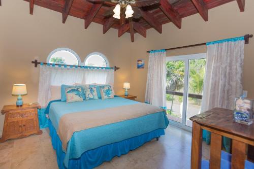 西湾Oceanfront Coral View Home的一间卧室设有一张床和一个大窗户
