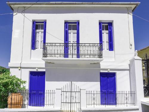 瓦西Anticlea II的白色的房子,设有蓝色的门和栅栏
