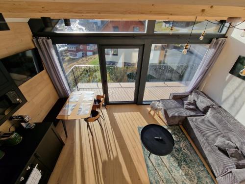 派克波特斯耐兹库Panorama Lofts Pec的客厅享有高空美景,配有沙发和桌子