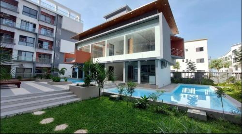 BijiloAminah’s Space - Jobz Luxury Rental的大楼前带游泳池的房子