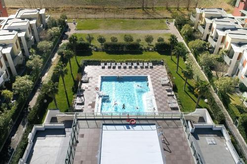 托尔博莱Bertoldi Terme sul Garda - Matthew的大楼游泳池的顶部景色