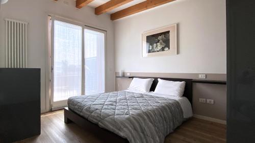 托尔博莱Bertoldi Terme sul Garda - Matthew的一间卧室设有一张床和一个大窗户