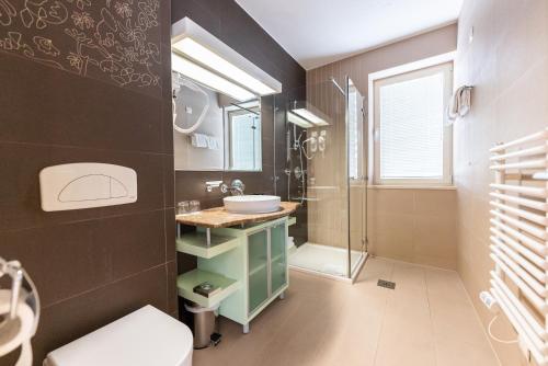 波尔托罗Boutique Hotel Portorose的一间带水槽和淋浴的浴室