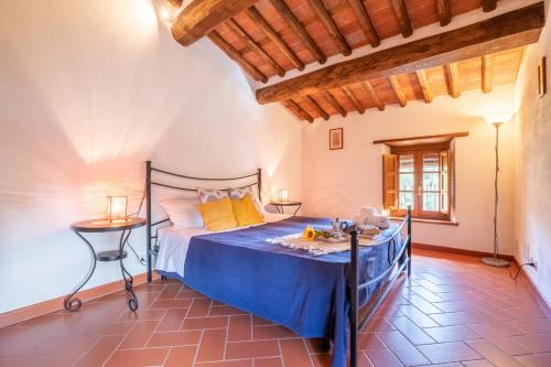 Santa Maria AlbianoAl Giardino degli Ulivi的卧室配有一张床和一张桌子