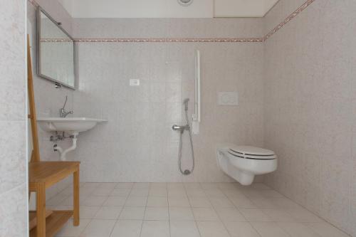 里奥马哲雷阿菲塔卡莫热勒吉雅若旅馆的带淋浴、卫生间和盥洗盆的浴室