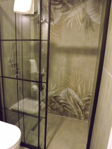 安塔利亚Beyaz Melek Apart Hotel的设有带卫生间的浴室内的淋浴间