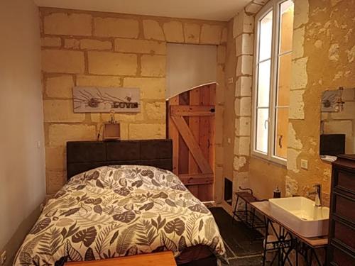 圣耐克森A la Gare的一间卧室配有一张床和一个水槽