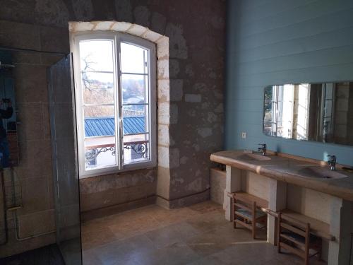 圣耐克森A la Gare的一间带两个盥洗盆和窗户的浴室