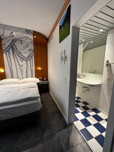 阿斯科纳Albergo Carcani by Ketty & Tommy的一间酒店客房 - 带一张床和一间浴室