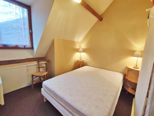 巴涅尔-德吕雄Rêves de montagne, T2 bis, Luchon, wifi, parking gratuit, 4 personnes的一间小卧室,配有白色的床和窗户