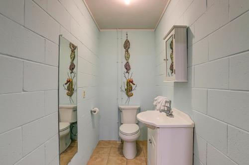 大西洋滩Knollwood的白色的浴室设有卫生间和水槽。