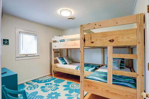 大西洋滩Knollwood的一间卧室配有两张双层床和一张书桌