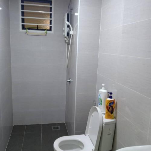 莎阿南Intan的白色的浴室设有卫生间和水槽。