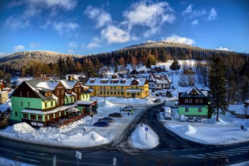 科热诺夫Hotel Prichovice的雪中小镇的空中景色
