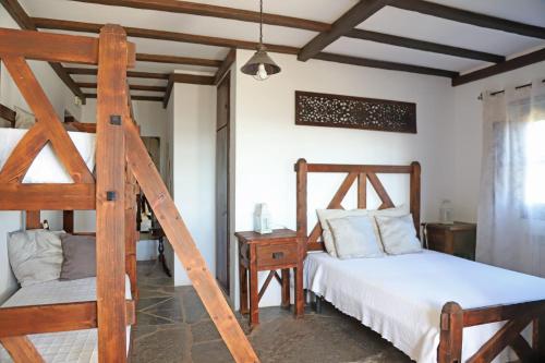 莫朗蒙地德卡内罗酒店的一间卧室配有两张双层床和椅子