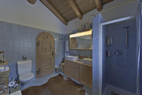 楚奥茨Chesa Brunzigna - Zuoz的蓝色的浴室设有卫生间和水槽
