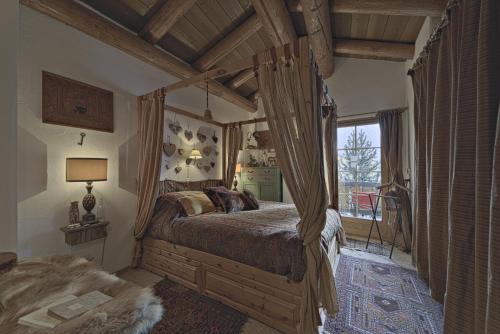 楚奥茨Chesa Brunzigna - Zuoz的一间卧室设有天蓬床和窗户。