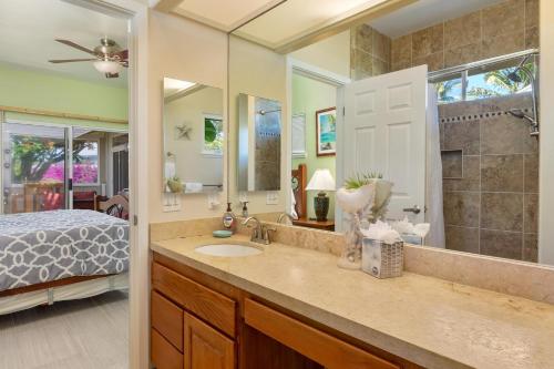 瓦克拉Big Island Awamoa Hale home的一间带水槽、床和镜子的浴室