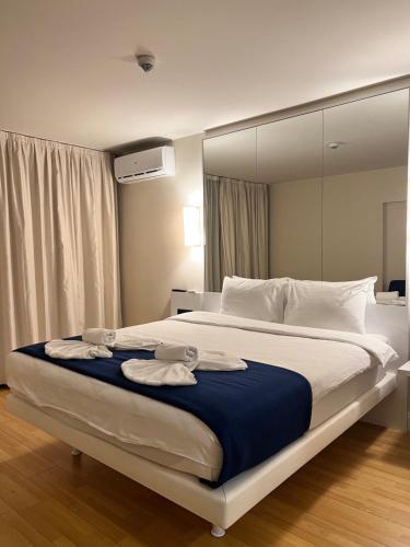 巴统Orbi City apartment with sea view的一间卧室配有一张大床和毛巾