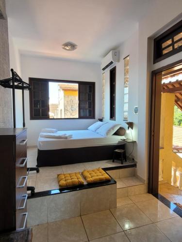 里约热内卢Santo Mirante Hostel的一间卧室设有一张大床和一个大窗户