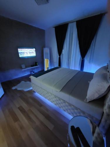 诺维萨德Creative studio 4的一间卧室配有一张蓝色灯光的大床