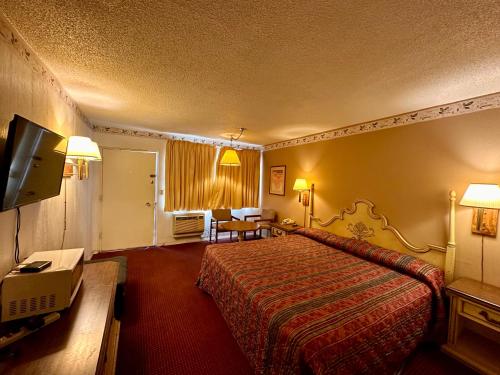 萨利纳埃姆巴西汽车旅馆的酒店客房,配有床和电视
