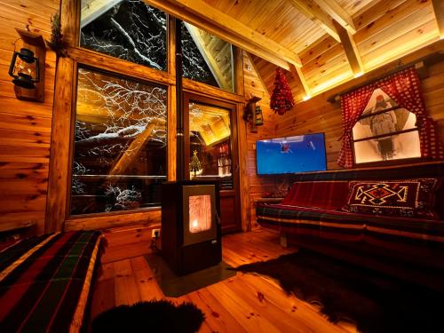 莫伊科瓦茨Tara Place - Camp Rabrenovic的小木屋内带大窗户的客厅