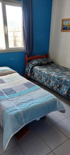 圣卡洛斯-德巴里洛切Habitación en casa的带窗户的客房内的两张床