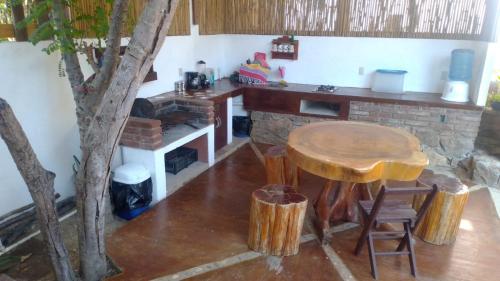 Arroyo CruzAndivi的厨房配有桌子和桌子,还有一棵树