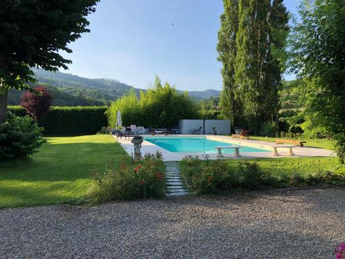 阿雷佐Villa Giuliana的一座房子的院子内的游泳池