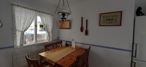 埃基斯蒂尔Country House Tokastaðir的一间带桌子和冰箱的用餐室