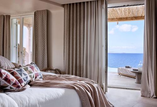 圣爱奥尼斯米科诺斯Amazon Suites的一间卧室配有一张床,享有海景