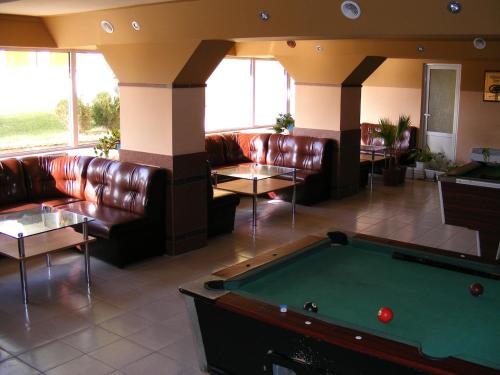 巴尔奇克纳斯拉达酒店的大堂设有台球桌和皮沙发。