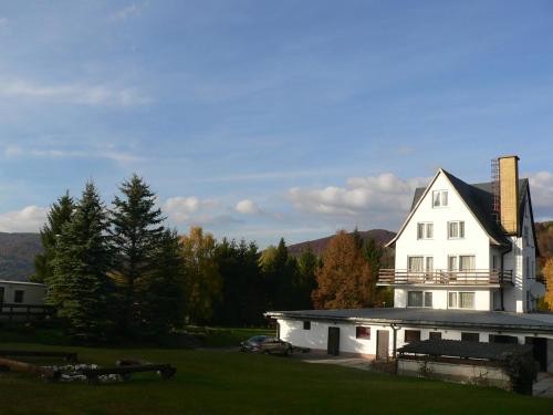 韦特利纳Przystanek Smerek的绿色田野顶上的白色房子