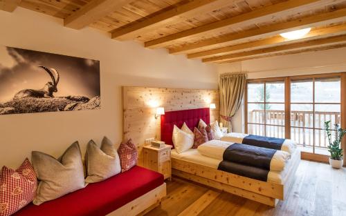 布列瑟农祖姆阿尔滕莫尔酒店的一间卧室设有两张床和红色长凳
