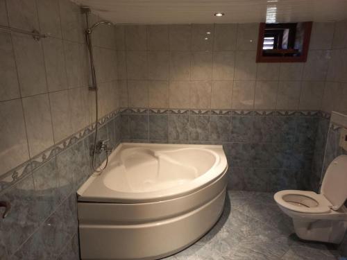 马纳夫加特4 yatak odalı Harika müstakil villa的一间带卫生间和白色浴缸的浴室