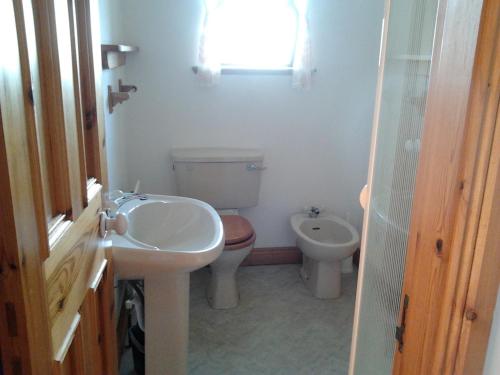 ArdeaWestland Apartment No. 2的白色的浴室设有卫生间和水槽。