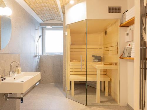 黑灵斯多夫OSTKÜSTE - Villa Groth Design Apartments的带淋浴、盥洗盆和浴缸的浴室