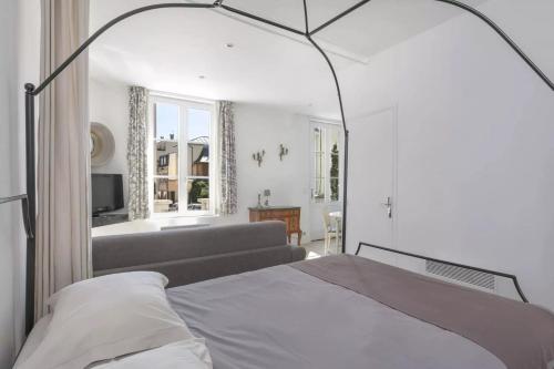 凡尔赛曼德马塞尔公寓的一间卧室设有一张床和一间客厅。