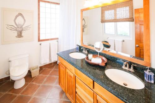 西区Coral Vista #4 - 50546 Home的一间带水槽、卫生间和镜子的浴室