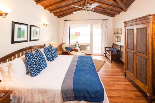 西区Coral Vista #4 - 50546 Home的一间卧室配有一张带蓝白色枕头的大床