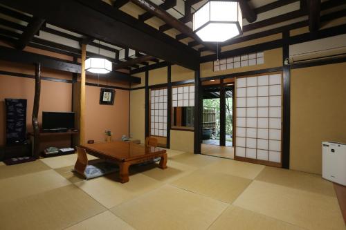 京都陌米吉亚附楼酒店的中间设有桌子的房间