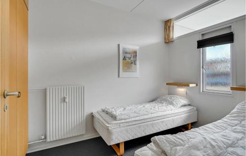 福堡Awesome Apartment In Faaborg With Kitchen的一间卧室设有两张床和窗户。