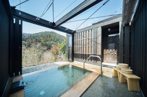 京都Momijiya Honkan Takaosansou的山景别墅内的游泳池