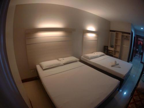 卡加盐德奥罗D' Loft Inn CDO的飞机上的小房间设有两张床